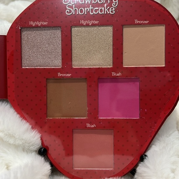 ❄️ New Strawberry Shortcake Complexion Palette - Picture 2 of 5